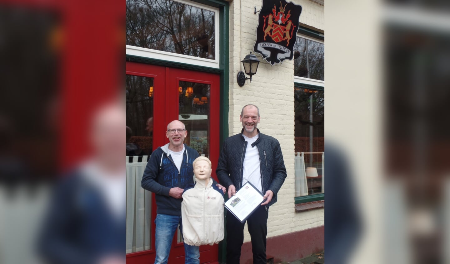 Gerrit Otten (l) en Peter ten Have hebben het initiatief genomen om in buurtschap Medler een AED te realiseren. Foto: Jan Hendriksen. 