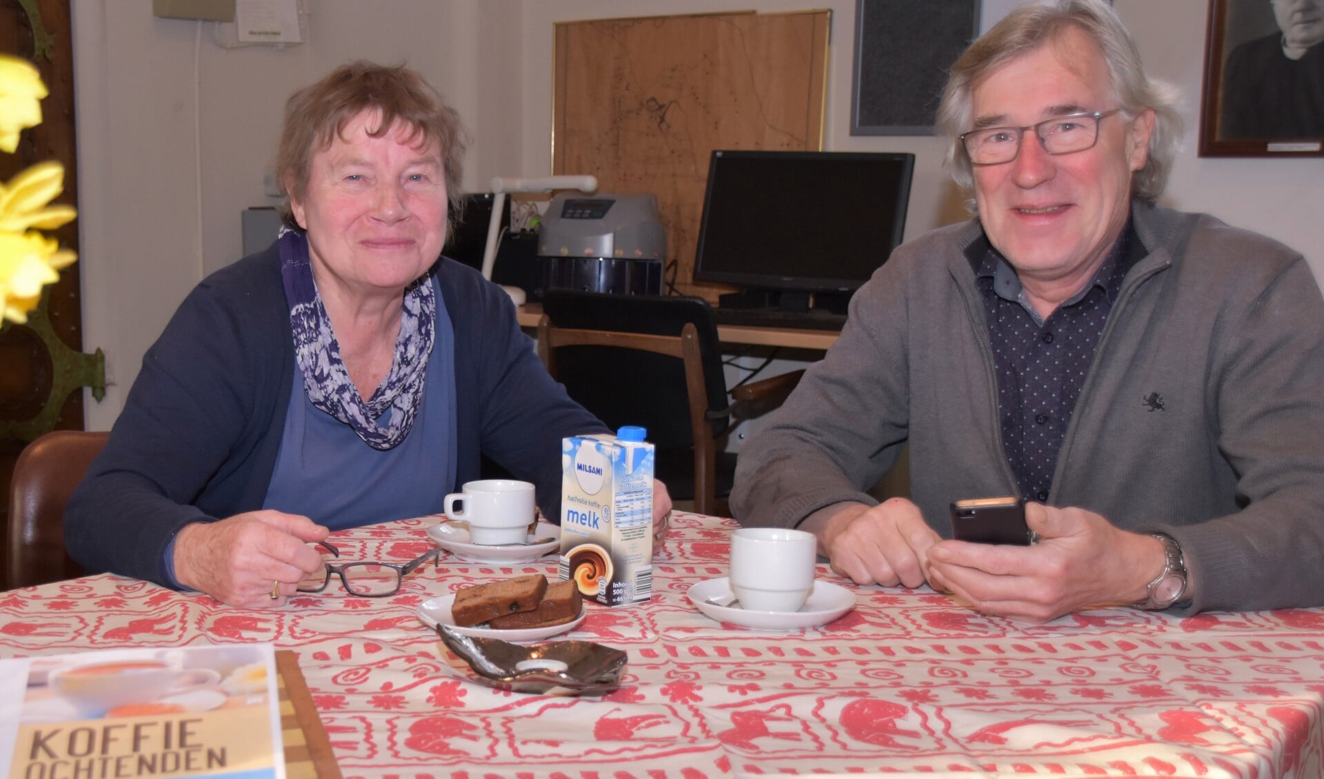 Trees Schut en Gerrit Jan Temmink zijn de kartrekkers van de koffieochtenden in het Martinushuus. Foto: Alice Rouwhorst