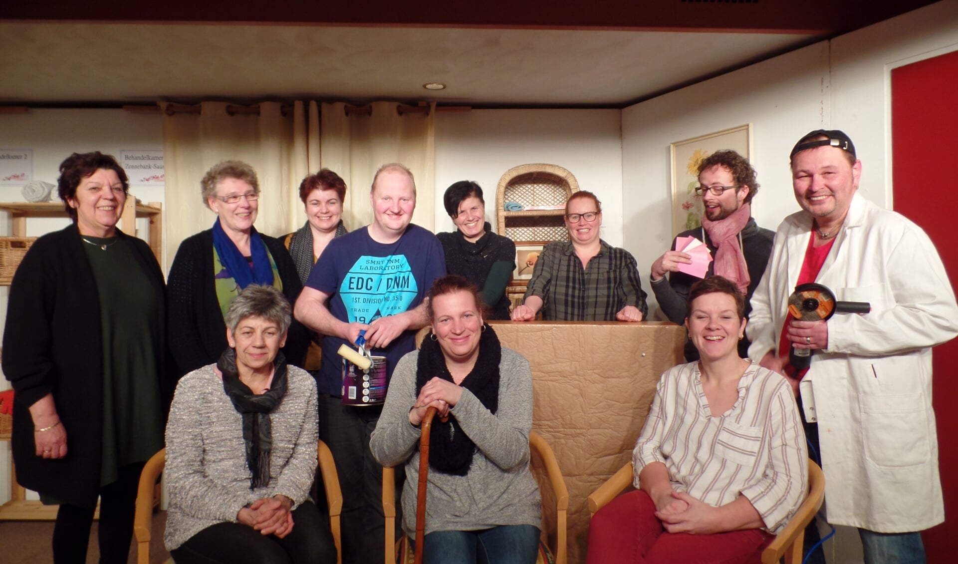 De toneelgroep van Irene onder leiding van regisseuse Ria Straatmans (staand links). Foto: Jan Hendriksen. 