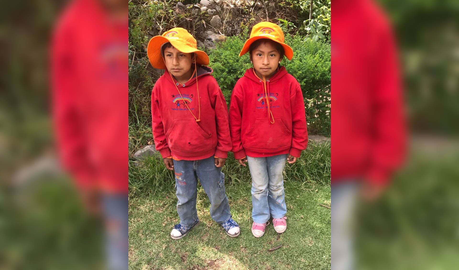 Een Peruaans kind met een nieuwe trui (r) en zijn broertje (l) met een oude. Foto: PR