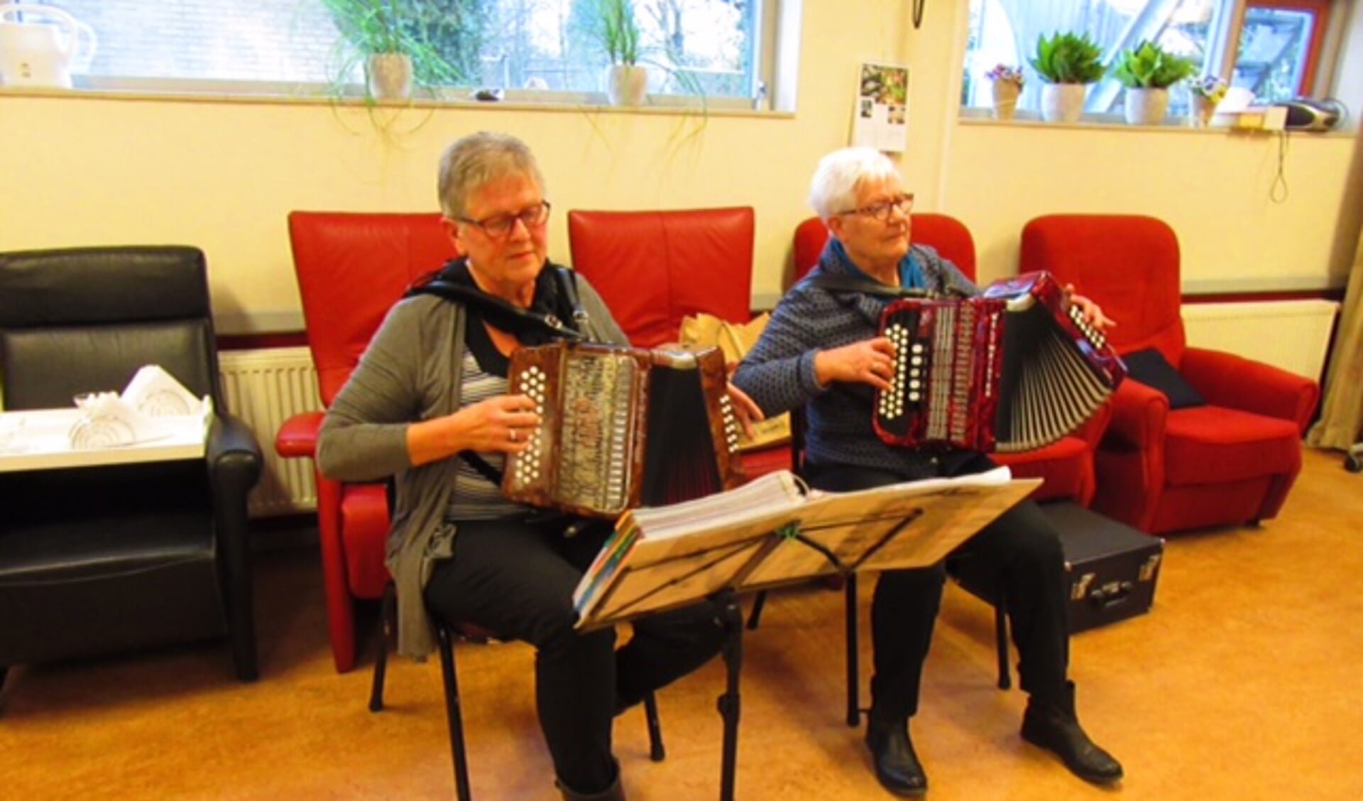 De dames Sueters en Buijl vermaakten hun publiek met muziek. Foto: PR