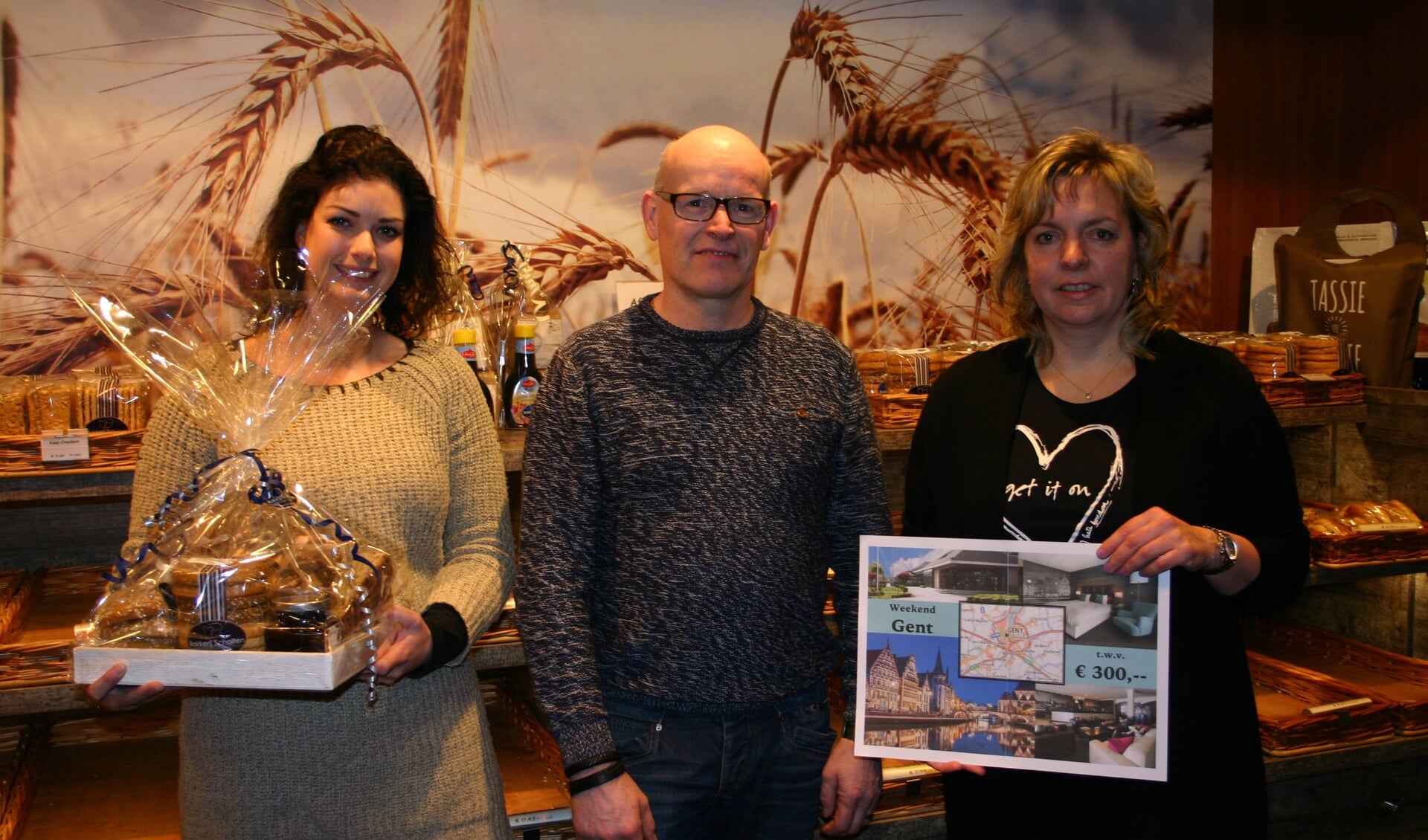 Bakker Henri Scholten met de prijswinnaressen Moniek Reindsen (l) en Astrid Groote Haar. Foto: PR