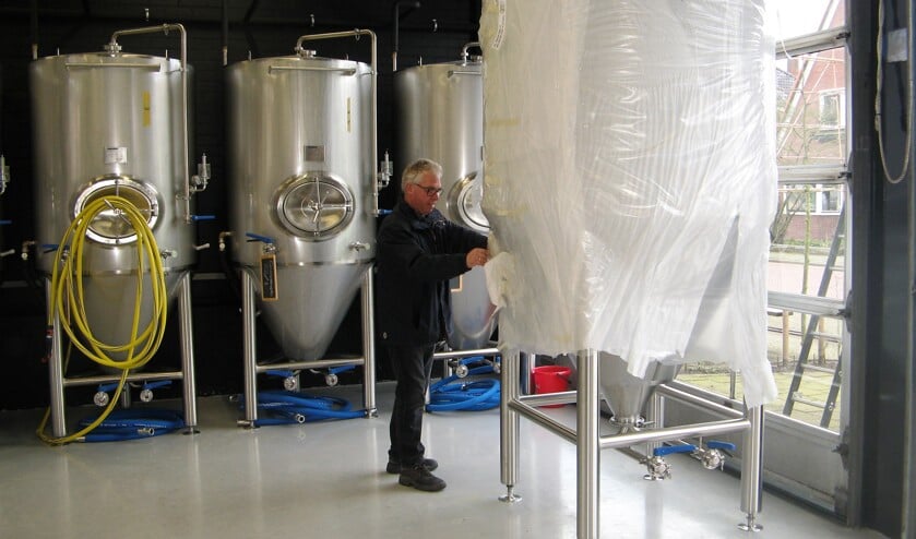 Onno Raspe bezig met 'uitpakken' van één van de nieuwe biertanks. Foto: Bart Kraan
