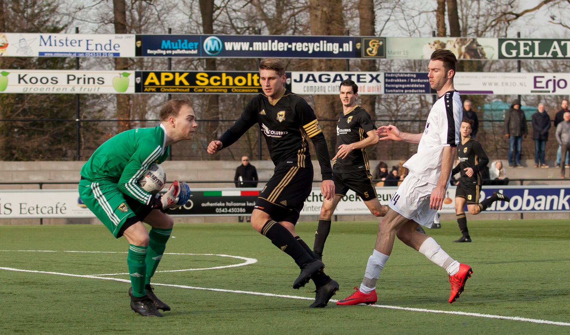 FC Winterswijk-doelman Niels Janssen grijpt in voordat Quick 1888-aanvaller Dimitri Vrehe gevaarlijk kan worden. Aanvoerder Joost Mulder, Justin de Zwart (tussen Mulder en Vrehe) en Drejton Pepa (achtergrond) kijken toe. Foto: Marco ter Haar.