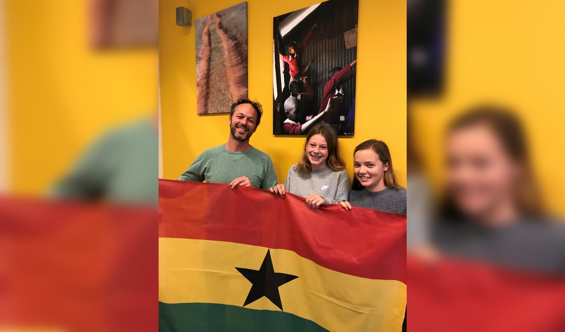 Docent Niek Lentelink, Minne van der Mast en Britney Hogeweij zijn deze week in Ghana voor Edukans Going Global. Foto: PR
