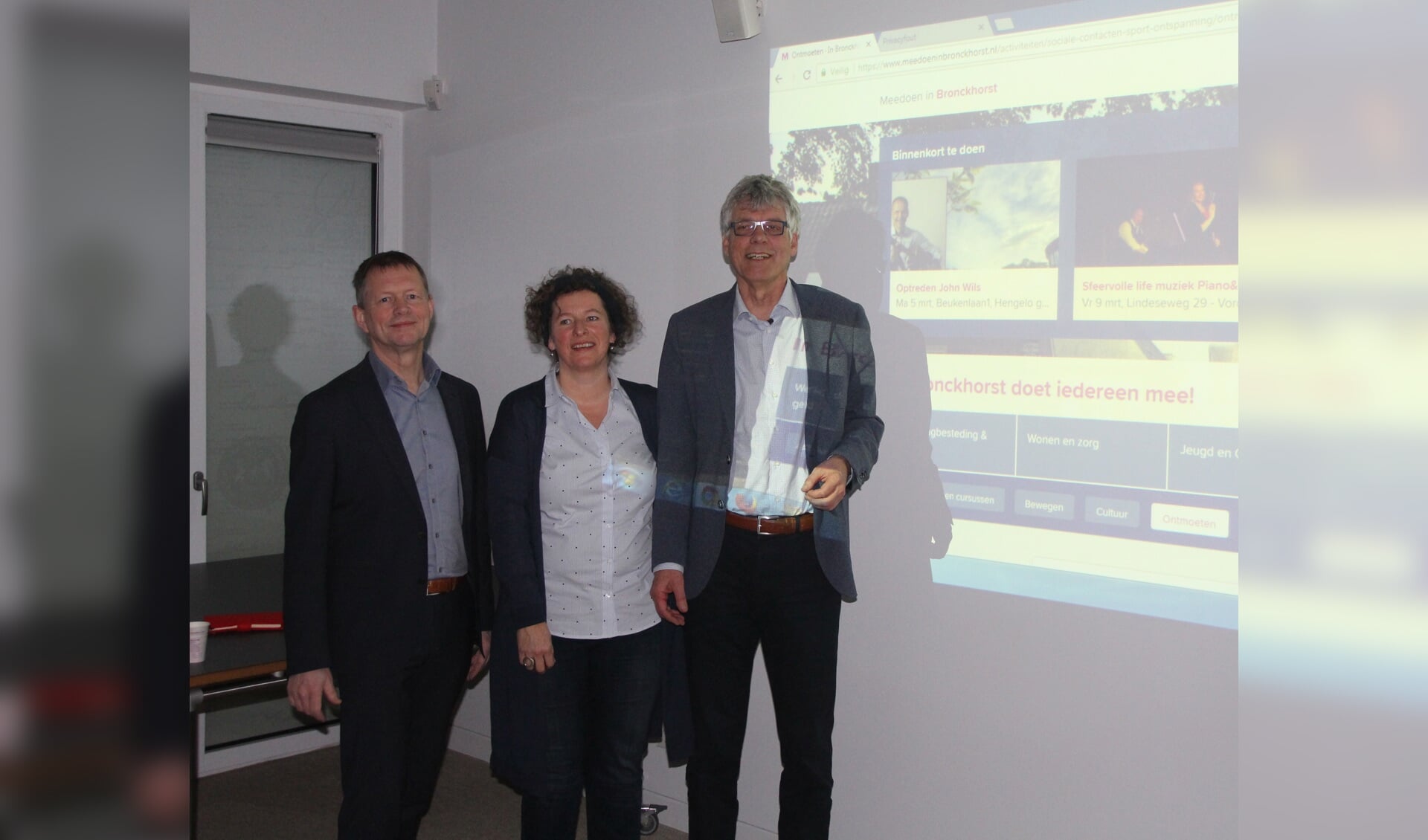 V.l.n.r.: wethouder Antoon Peppelman, Hanneke Kruissink (beheerder van de site) en Siert Wieringa, voorzitter van Wijzelf Achterhoek. Foto: PR