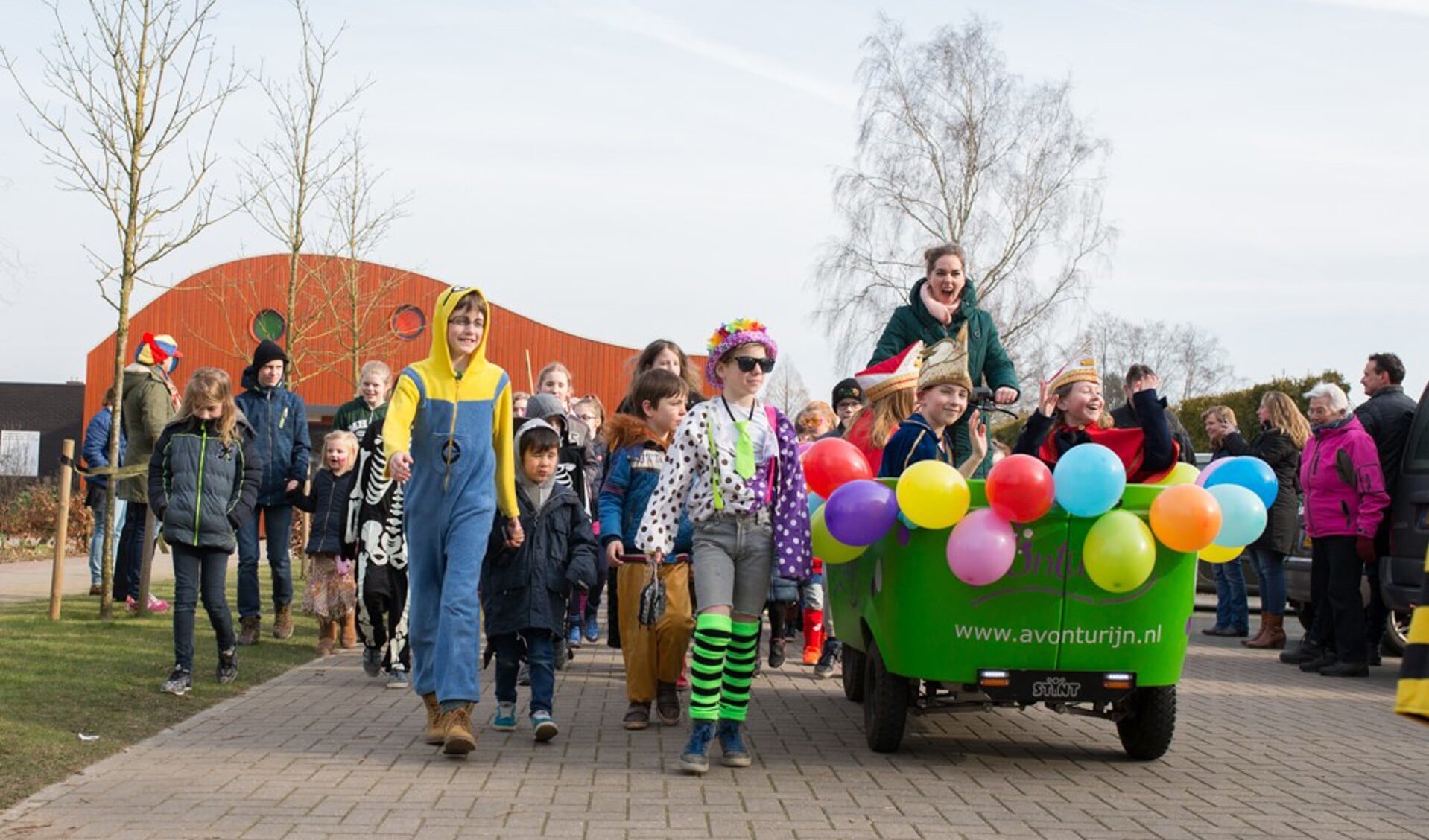 In carnavalskledij maakten de kinderen een mini-optocht door het dorp. Foto: PR