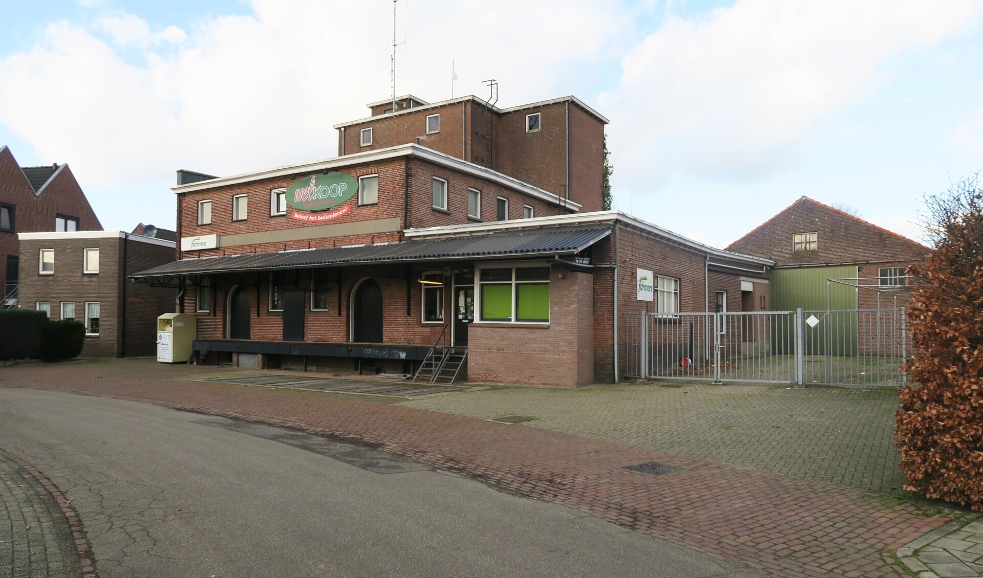 De Pastoor Zanderinkstraat in Zieuwent met het voormalige Welkoopgebouw. Foto: Theo Huijskes