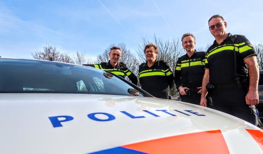 De wijkagenten van Bronckhorst: Fons Bouwmeister (Hengelo), Cor Kleijkamp (Vorden), Wouter Pol (Zelhem) en Harm Baarslag (Steenderen). Op de foto ontbreekt Jack Witmarsum, de wijkagent in Hummelo en Keppel. Foto: Luuk Stam