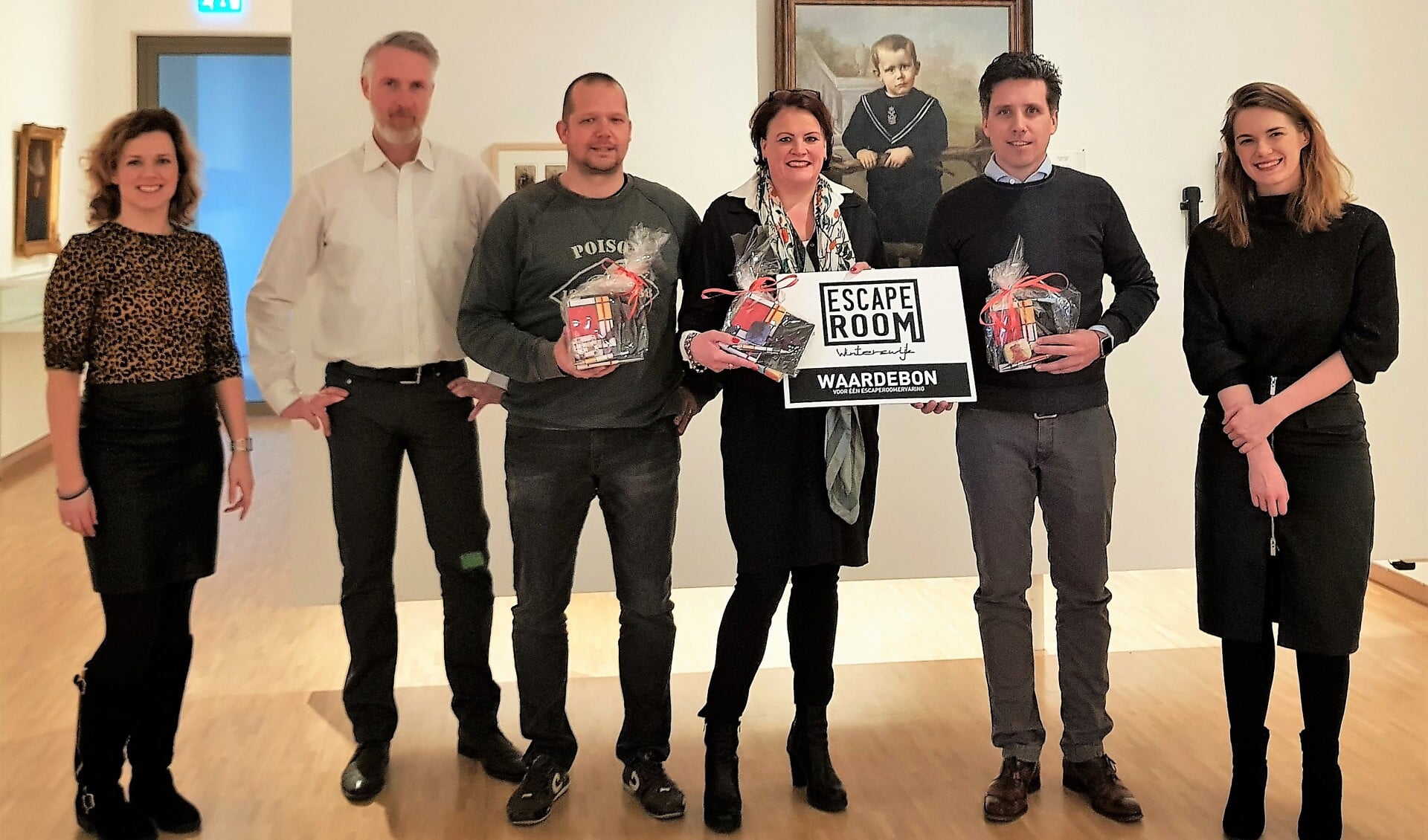 Winnaars Ron Groot Wassink, André Ruesink (Pentair), Petra Eugelink (Het Duifje), Hendrik-Jan Mensink (De Twee Bruggen) worden geflankeerd door Imke te Selle en Judith Kadee (werkgroep). Foto: Dorian Meijnen