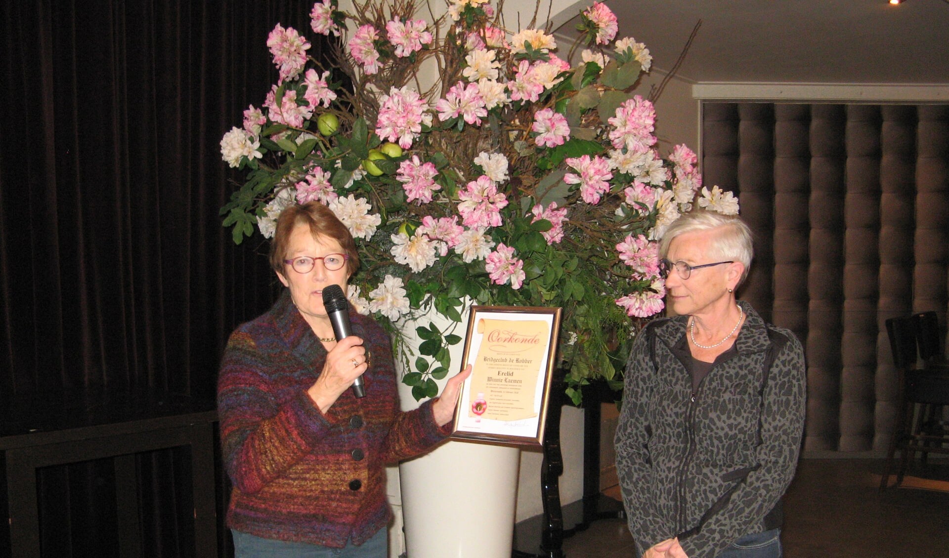 Winnie Laemen (rechts) ontvangt haar oorkonde uit handen van voorzitter Klazien Hartemink. Foto: Bart Kraan