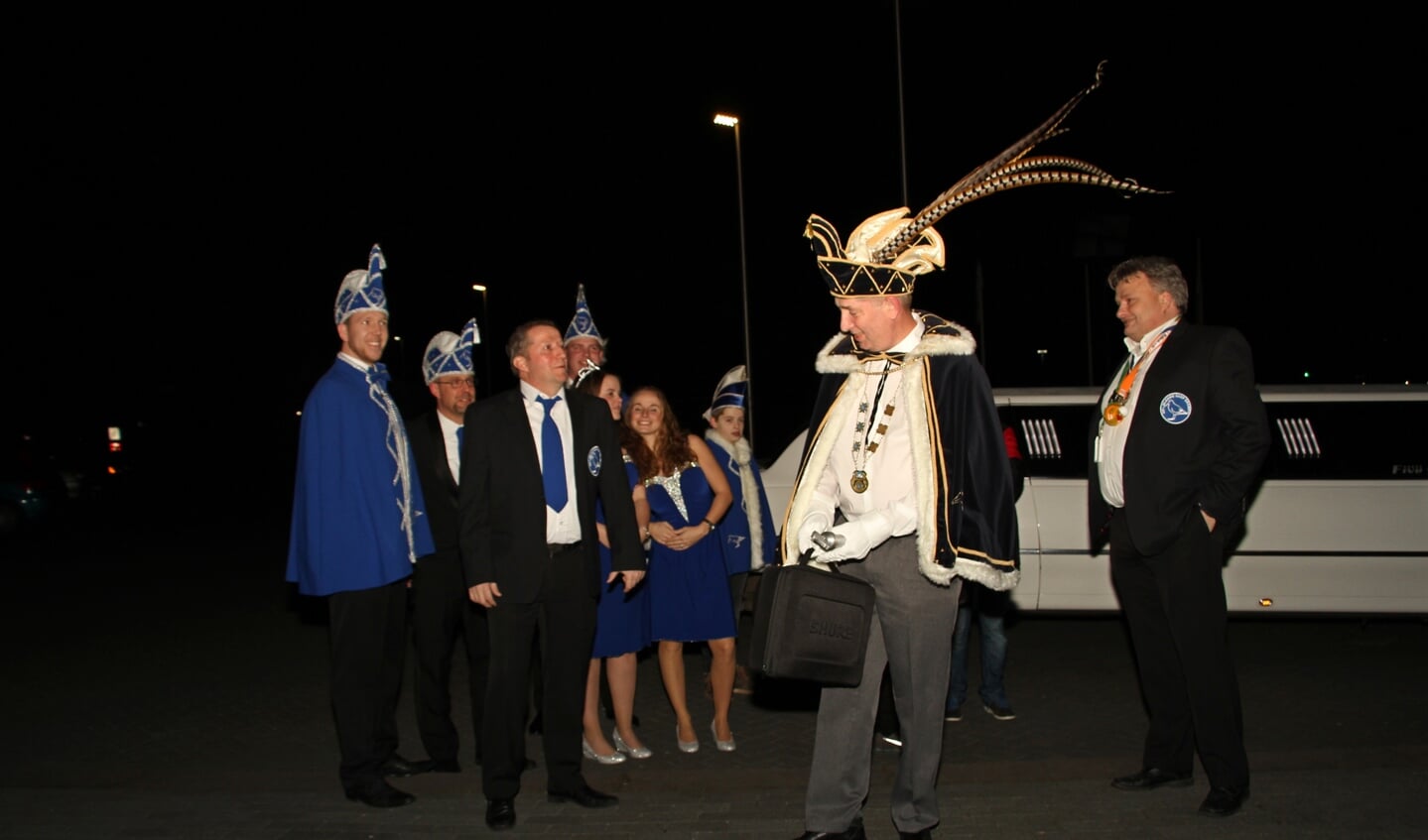 Hofhouding carnavalsvereniging De Blauwe Snep naar het gemeentehuis voor de sleuteloverdracht. Foto: Liesbeth Spaansen