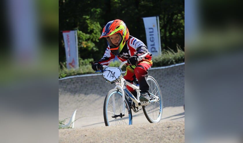 Stijn in actie op de crossbaan. Foto: PR