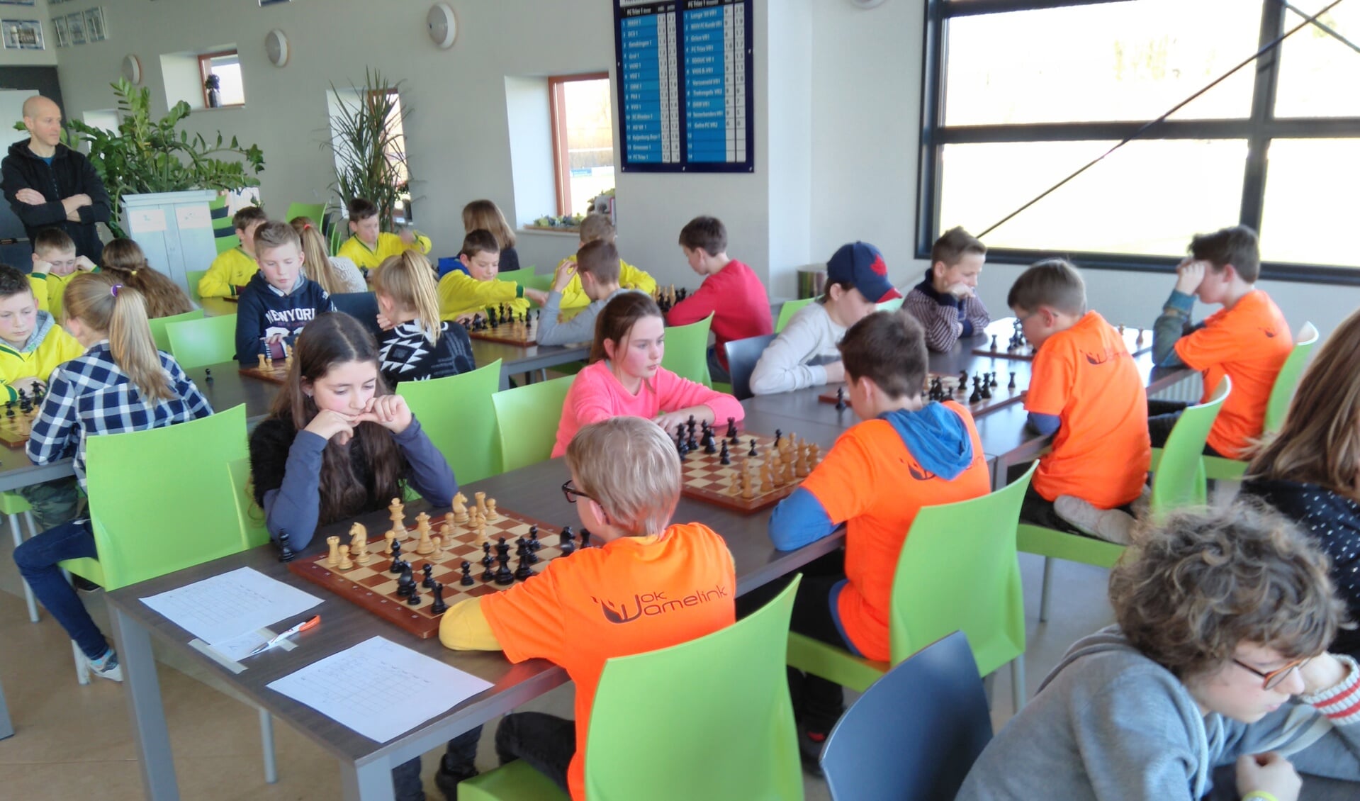 De jonge schakers geconcentreerd achter het bord. Foto: PR WSG