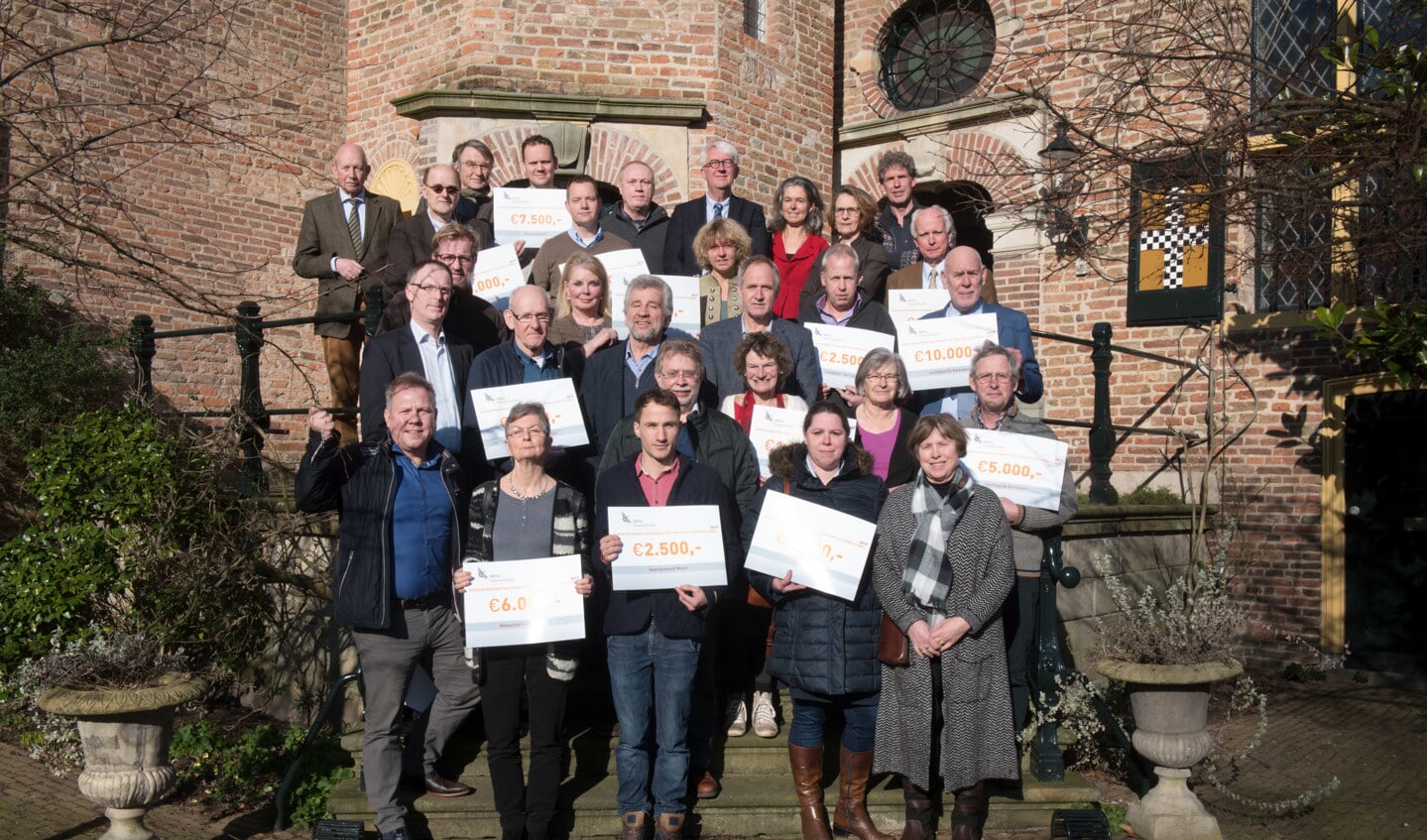 Vertegenwoordigers van de 14 projecten kregen 7 februari op Kasteel Vorden een cheque uitgereikt met het toegekende bedrag. Foto: Ingrid Sweers