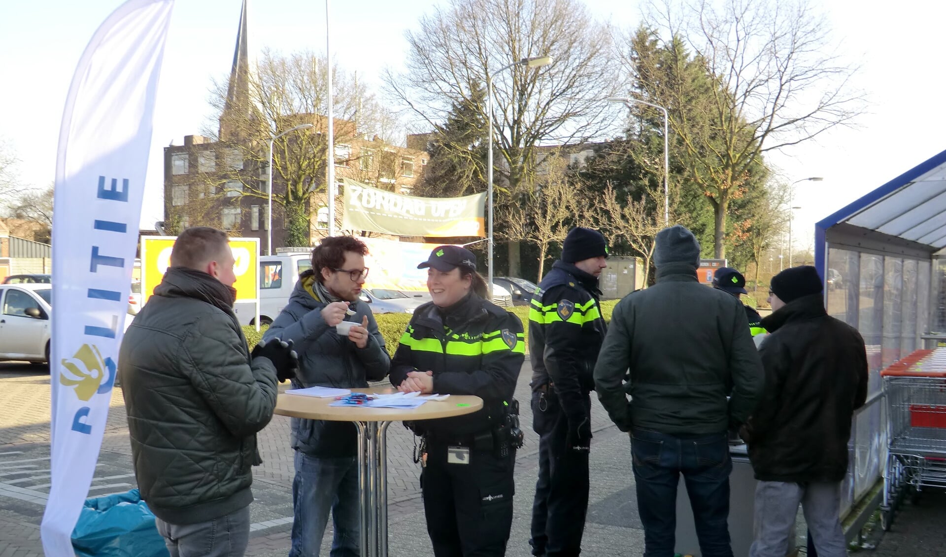 Soep eten en een babbeltje maken met de wijkagent, woensdagmiddag in Gendringen. Foto± Walter Hobelman