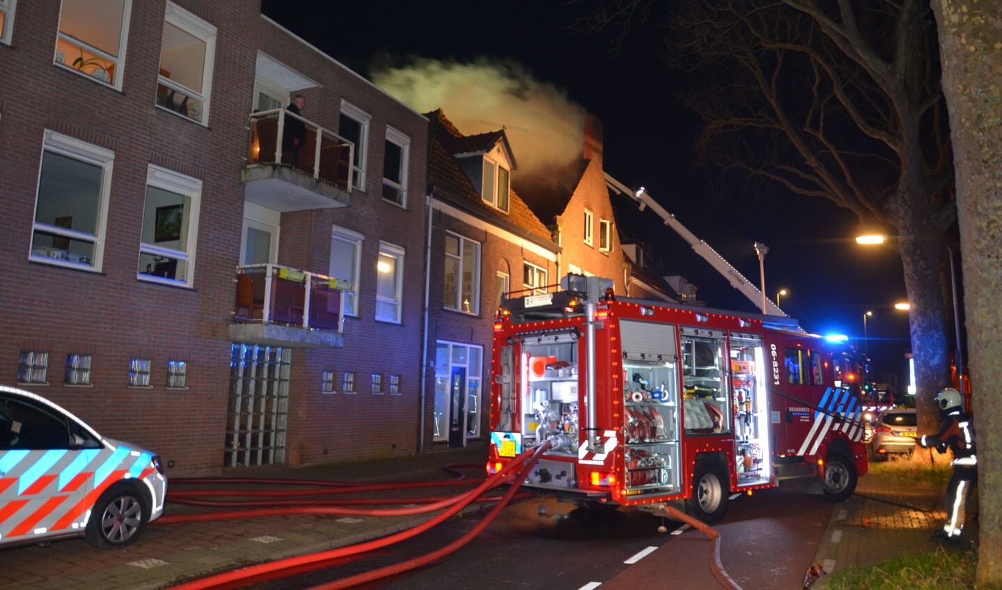 Brand in een woning aan de Graaf Ottosingel in Zutphen. Foto: GinoPress B.V. 