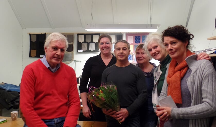 Kamieran Baker te midden van (v.l.n.r.) Martien Pater, Riske Legtenberg, Trees Schutte, José la Croix en Ivonne Ligtenberg in zijn nieuwe atelier. Foto: Jan Hendriksen