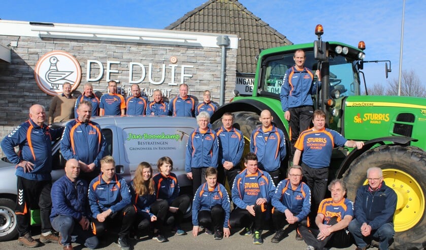 De klootschieters van KV 't Broek ontvingen zondag een geheel nieuw sporttenue van de sponsoren. Foto: PR