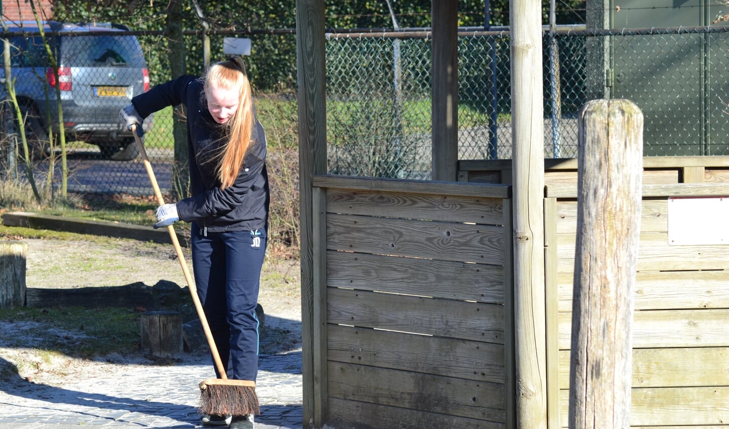 Jong en oud helpt mee. Foto: Leander Grooten