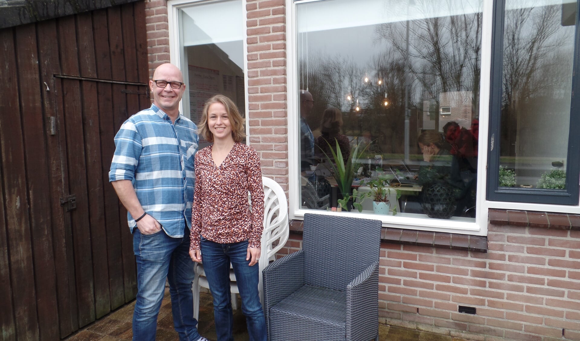 Melanie Jacobs en Marcel Schepers voor de deur van een van de WeHelpen-balies. Foto: Meike Wesselink