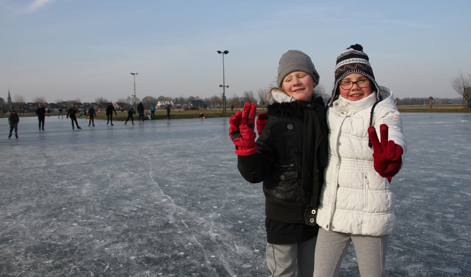 Demi van Beek (l.) en Ise Vredegoor hebben veel plezier op de schaatsbaan. Foto: Liesbeth Spaansen