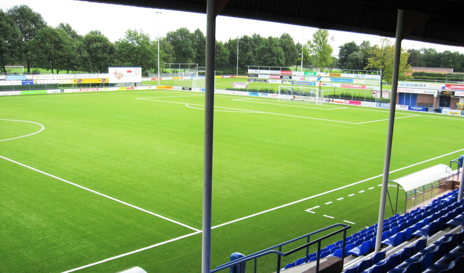 Het hoofdveld op het sportpark Den Elshof van de s.v. Grol in 2008, dat mogelijk dit jaar al een nieuwe kunstgrastoplaag krijgt. Foto: Theo Huijskes