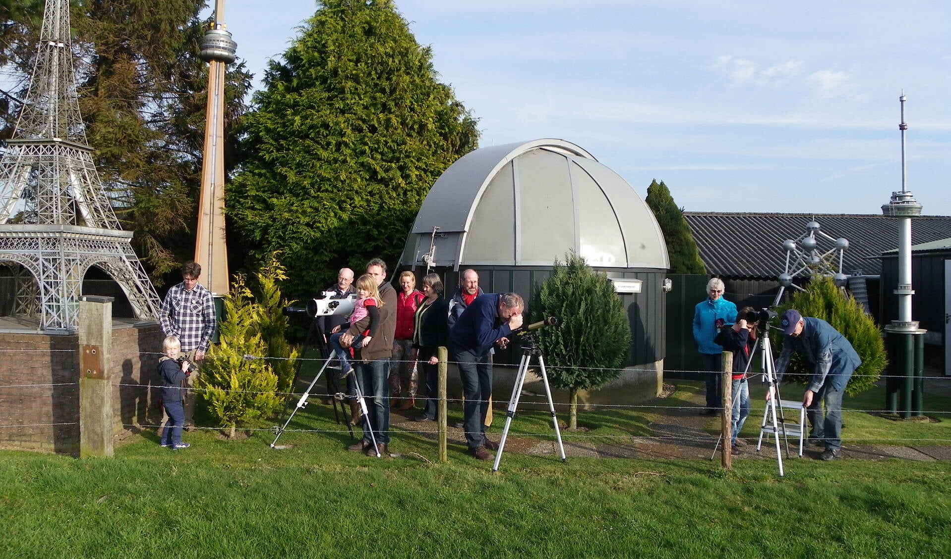 Bezoekers in de tuin van het Achterhoeks Planetarium in Toldijk. Foto: PR