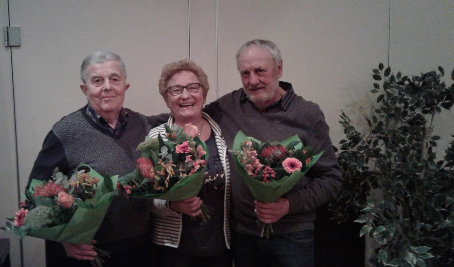 De drie jubilarissen: v.l.n.r. Johan Oltvoort, Hendrika Lievestro, Joop Dimmendaal. Foto: PR 