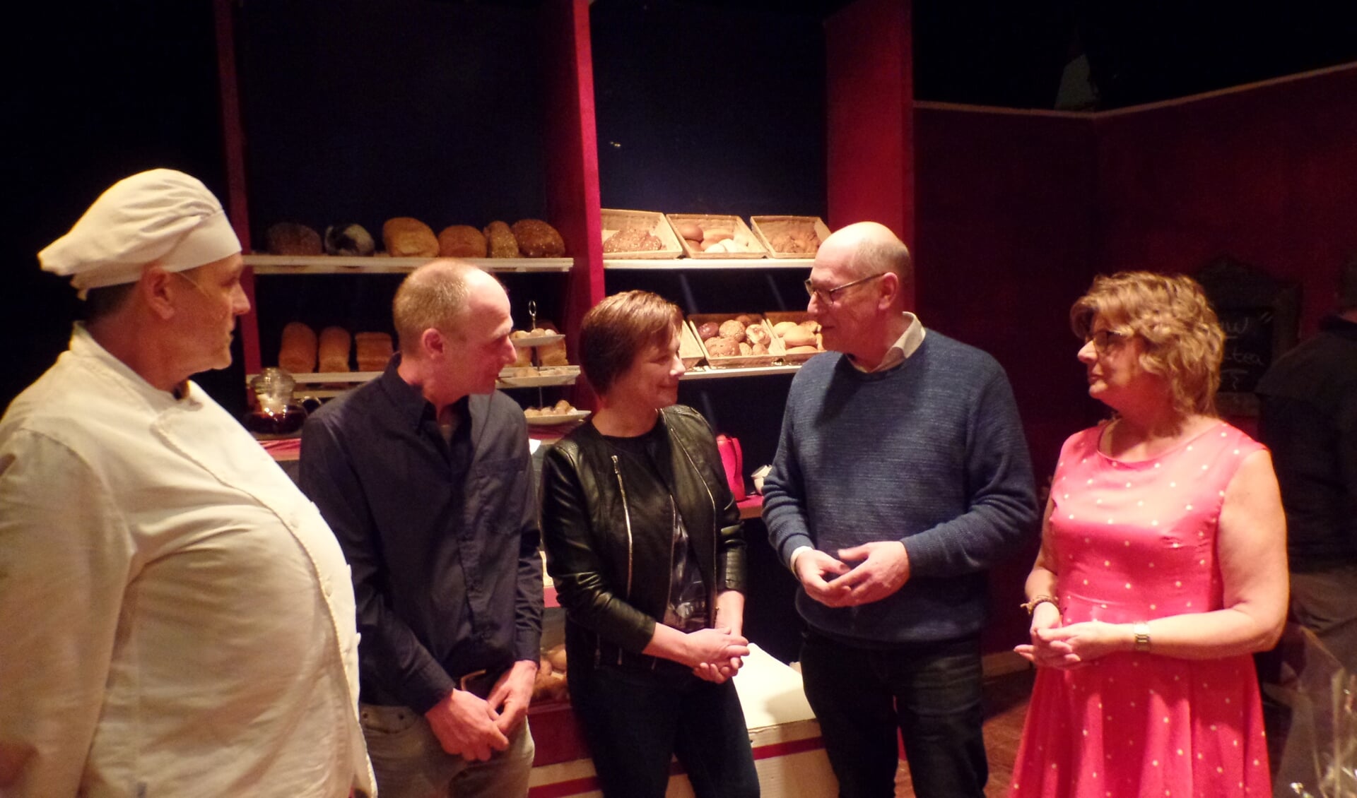 André en Marjan Nieuwenhave krijgen van regisseur Sander van Voorst back stage uitleg over het toneelstuk. BakkerJacob (l) en mevrouw Van Schie (r) kijken toe. Foto: Jan Hendriksen, 