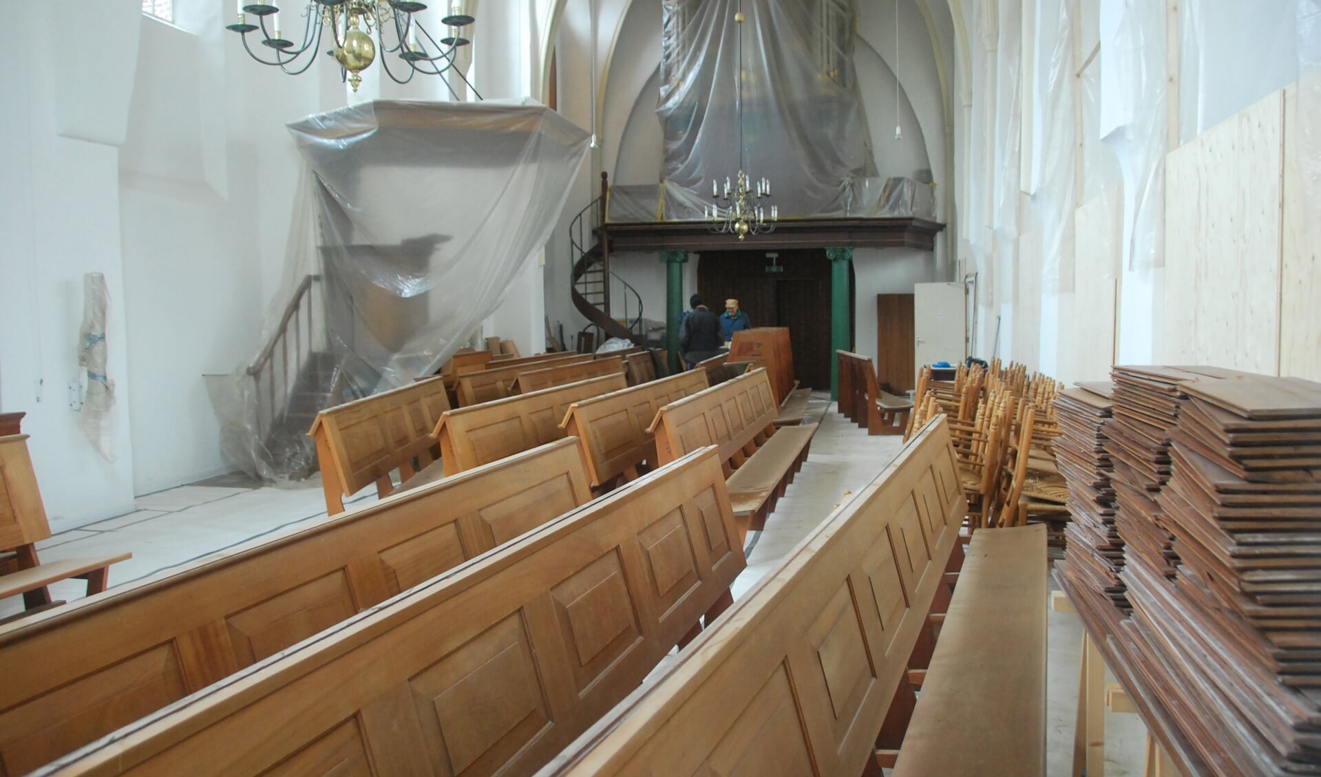 Niet alle kerkbanken van de Dorpskerk gingen zaterdag van de hand. Foto: Ton Knevel. 