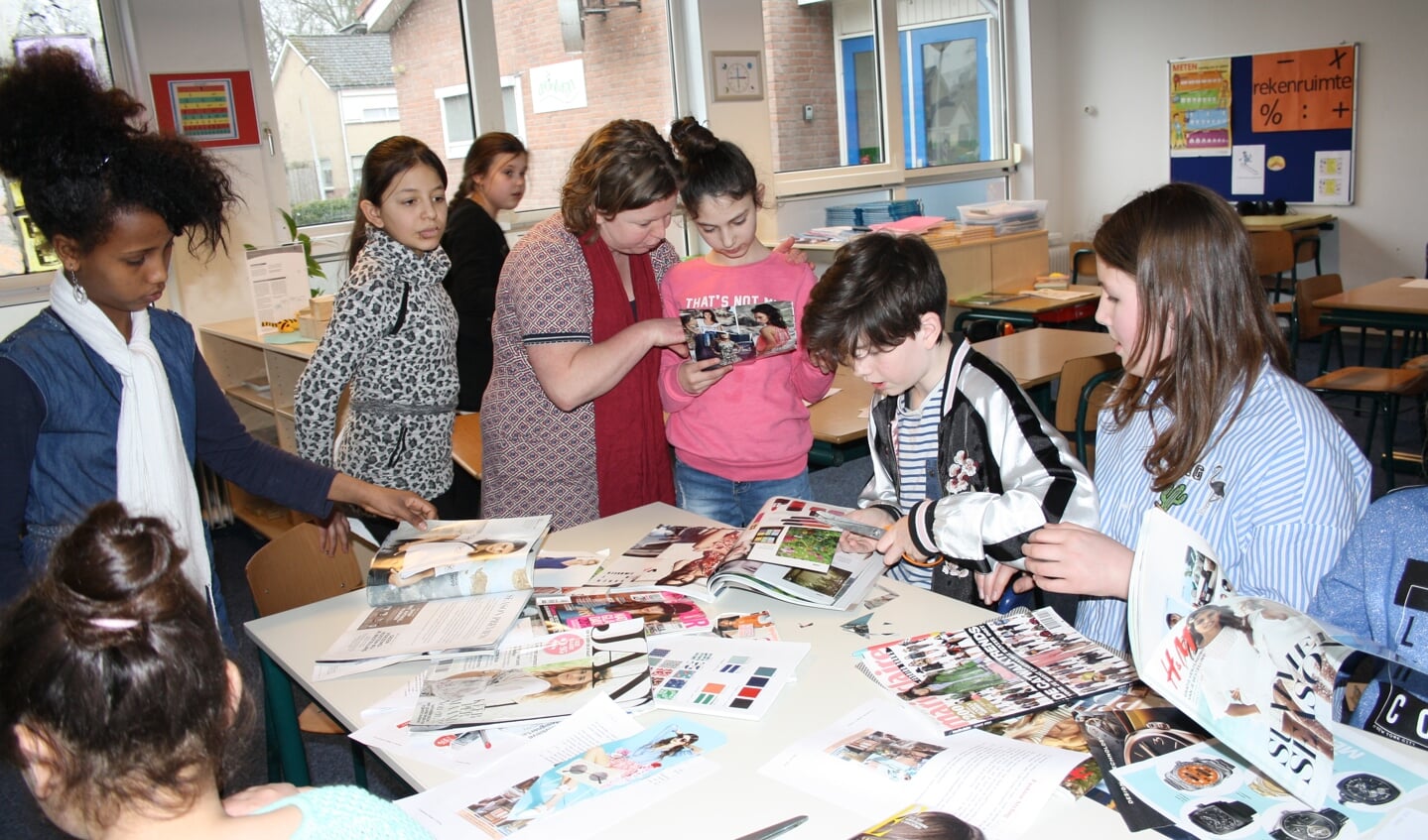 Leerlingen aan het werk tijdens de masterclass Fashion. Foto: De Wereldboom