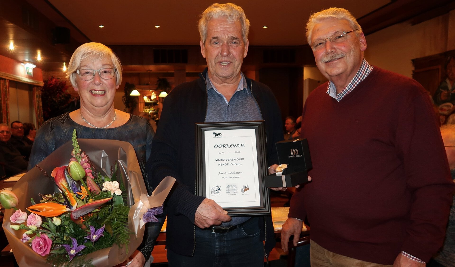 Jan Dinkelman met links van hem zijn vrouw Alie en rechts Anton van Ingen, voorzitter van de Hengelose Marktvereniging. Foto: Luuk Stam