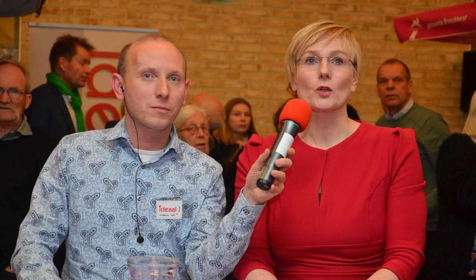 Burgemeester Marianne Besselink en Björn Kummeling van Ideaal presenteren de uitslagen. Foto: Ideaal.org/Jaimy Buunk