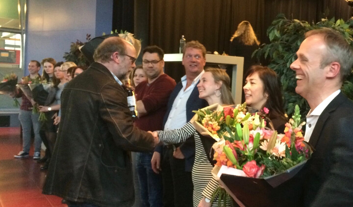 Wethouder Henk Rijks reikt boeketten bloemen uit. Foto: Barbara Pavinati