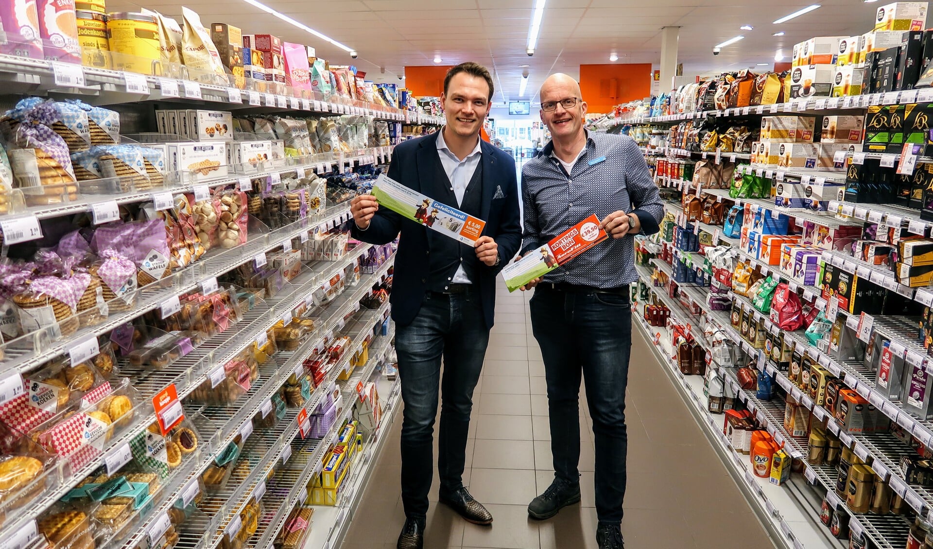 Rogier van Essen (links) van de Sponsorkoning en Heico Wansink van de Hengelose Albert Heijn. Foto: Luuk Stam