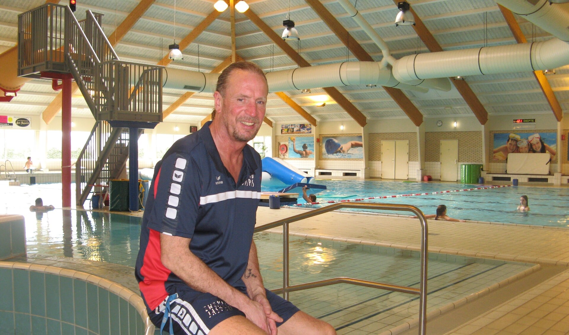  Zweminstructeur Rudy te Molder in zwembad Jaspers. Foto: Bart Kraan