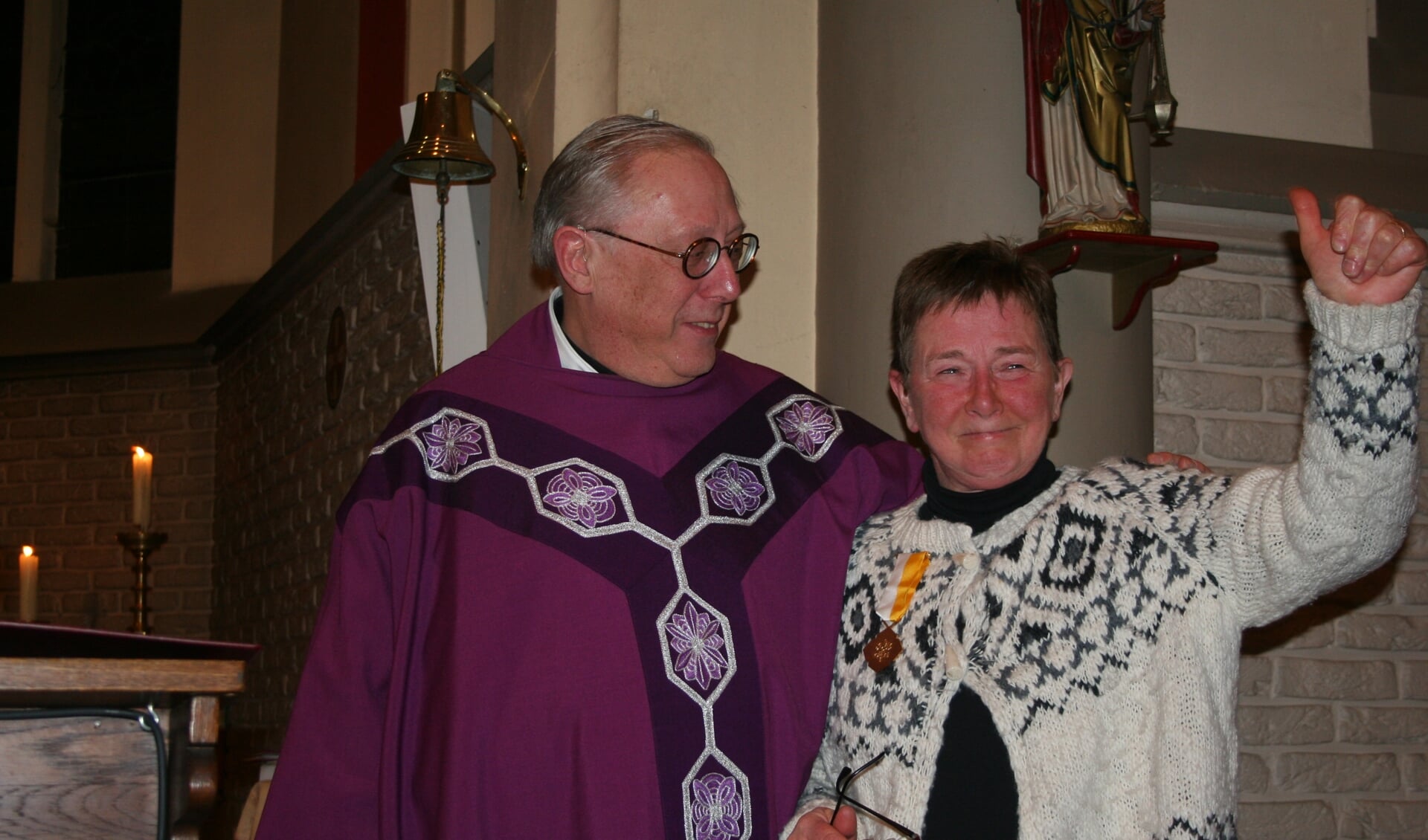 Uit handen van pastoor Harry Scheve ontving Margriet te Morsche de pauselijke onderscheiding de Pro Ecclesia et Pontifice. Foto: Gemma van der Linde
