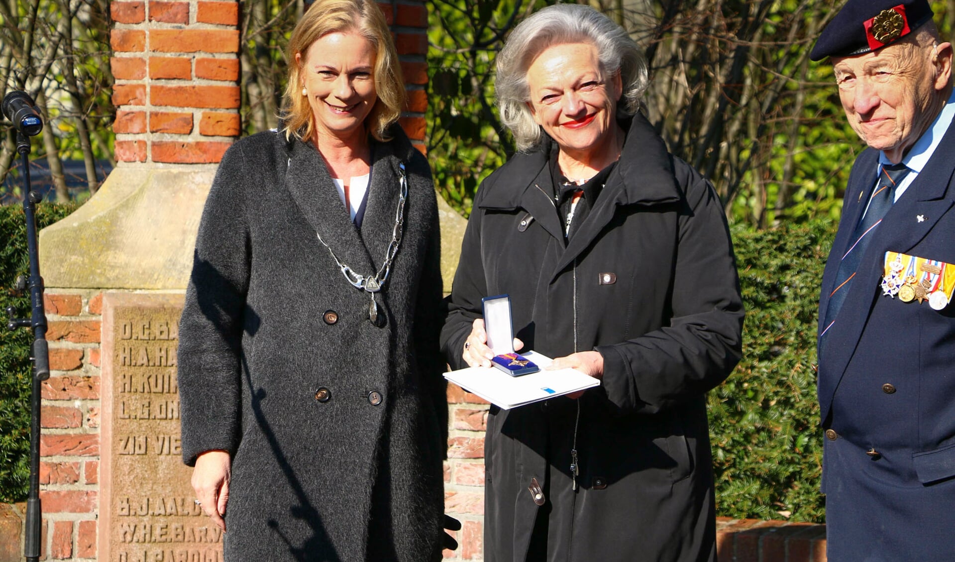 Burgemeester Annemieke Vermeulen reikte het Mobilisatie-Oorlogskruis uit aan de nicht van Henri, Ine van Leeuwenburg-Dekker. Foto: Henk Derksen