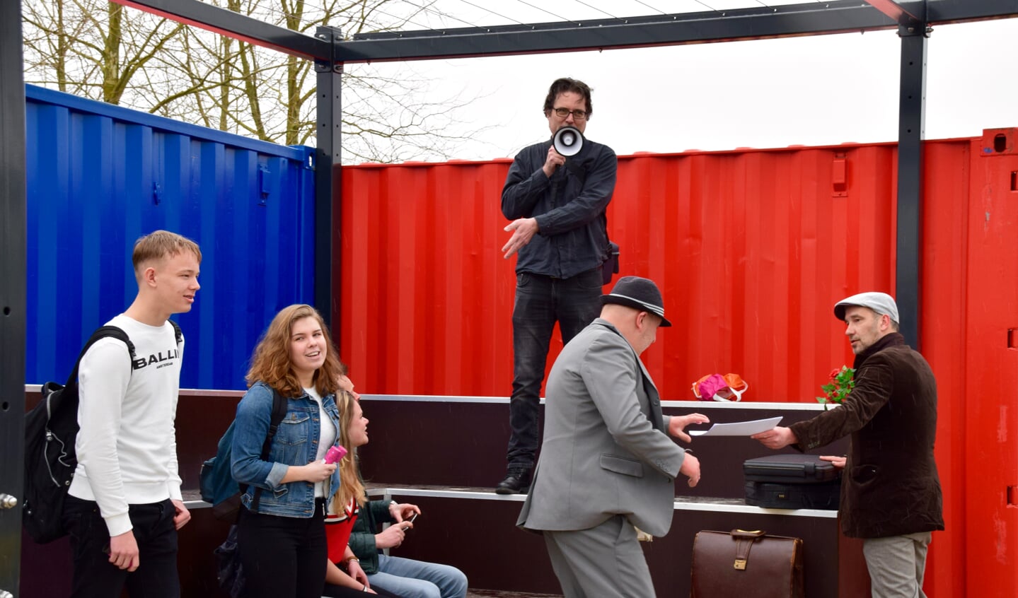 De officiële ingebruikname van het 'speeltoestel' van Het Assink, met bezoek van 'De Sjacheraars'. Foto: Job Lugtigheid