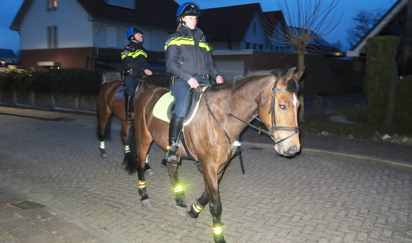 Politie te paard in Groenlo tijdens een preventieactie i.v.m. inbraken in Groenlo. Foto: Theo Huijskes