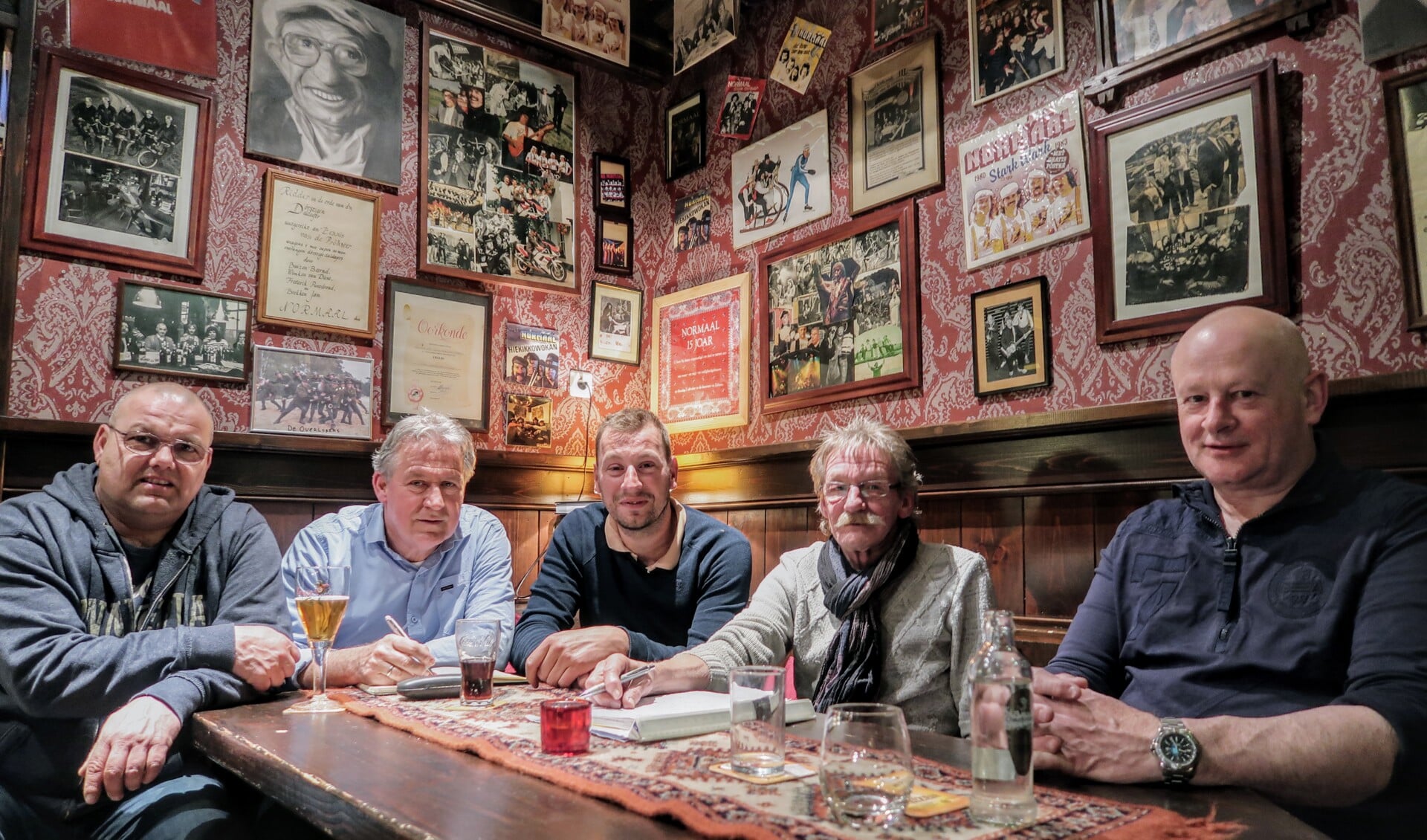 V.l.n.r. Jan Pol (Anhangerschap), Henk en Remon te Brake (De Tol), Henk Kelder en Ron Lam (Anhangerschap) vergaderen in de ‘Normaal-hoek’ bij café De Tol. Foto: Luuk Stam