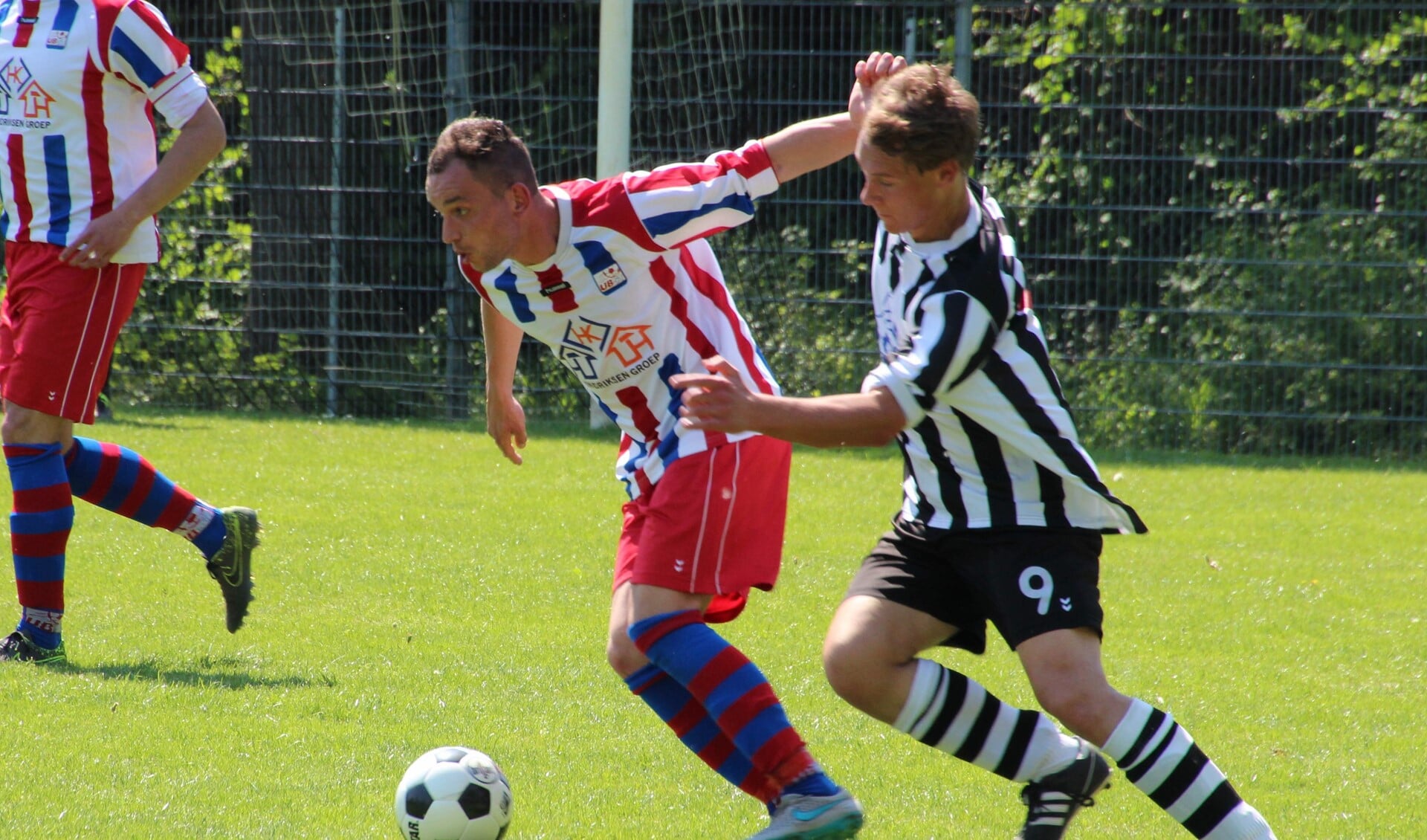 Ulftse Boys middenvelder Rick Bannink aan de bal in de wedstrijd tegen NVC Netterden. Foto: Ulftse Boys PR