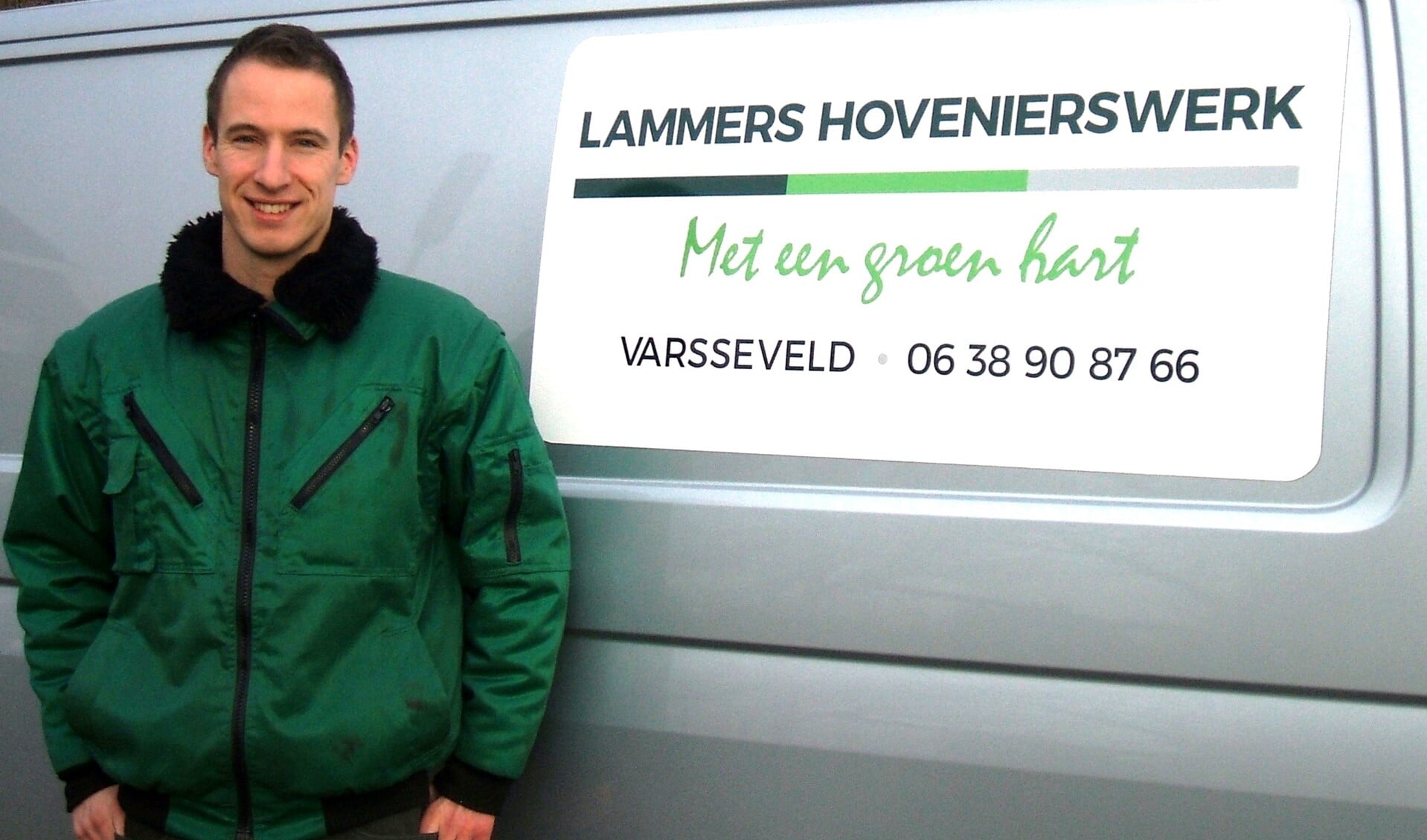 Hovenier Erwin Lammers voor zijn bedrijfsbus. Foto: Reinier Kroesen