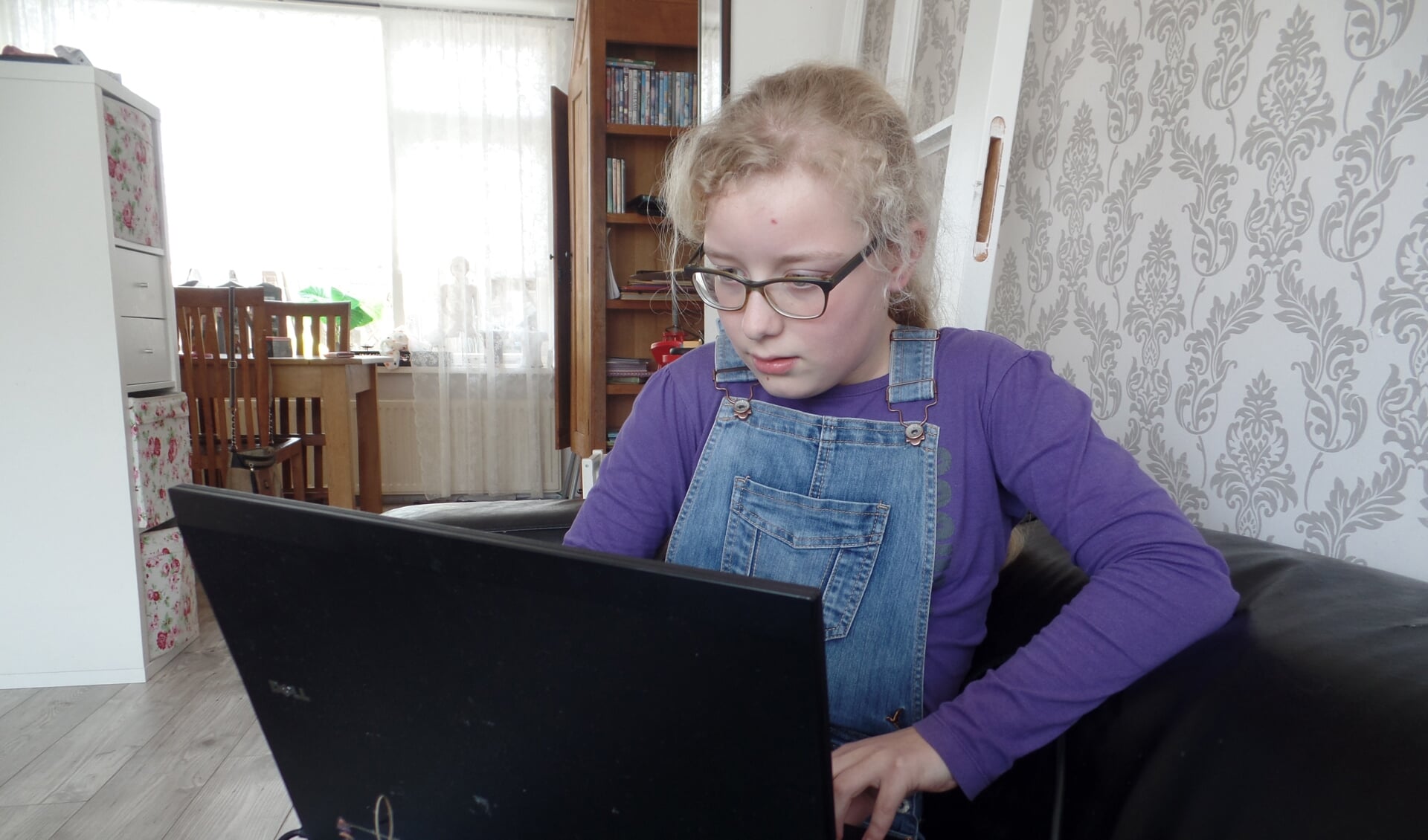 Thirza Nijsink schrijft iedere dag wel een stukje aan haar boek. Foto: Meike Wesselink