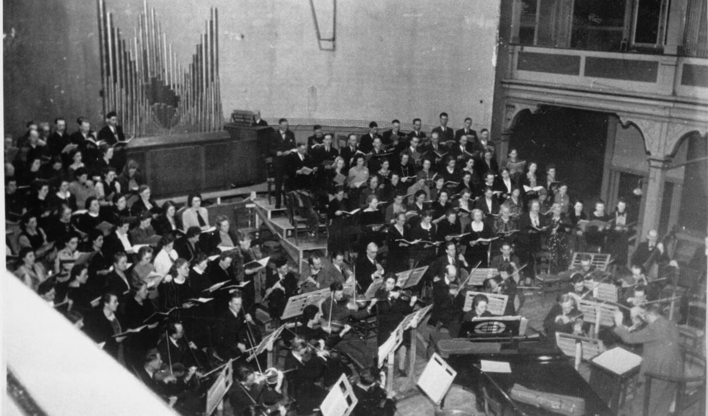 1942: Toonkunst Zutphen zingt de Matthäus Passion in de Buitensociëteit in de tijd dat daar nog een orgel stond. (fotograaf onbekend)