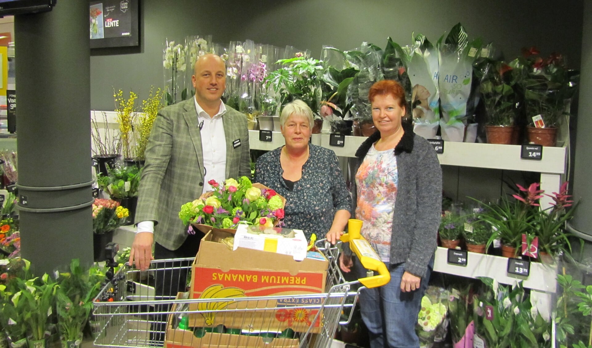 Bouke Hollak, Anneke Aalderink en Nancy Weevers na 1 minuut winkelen bij Hollak Zelhem. Foto: PR