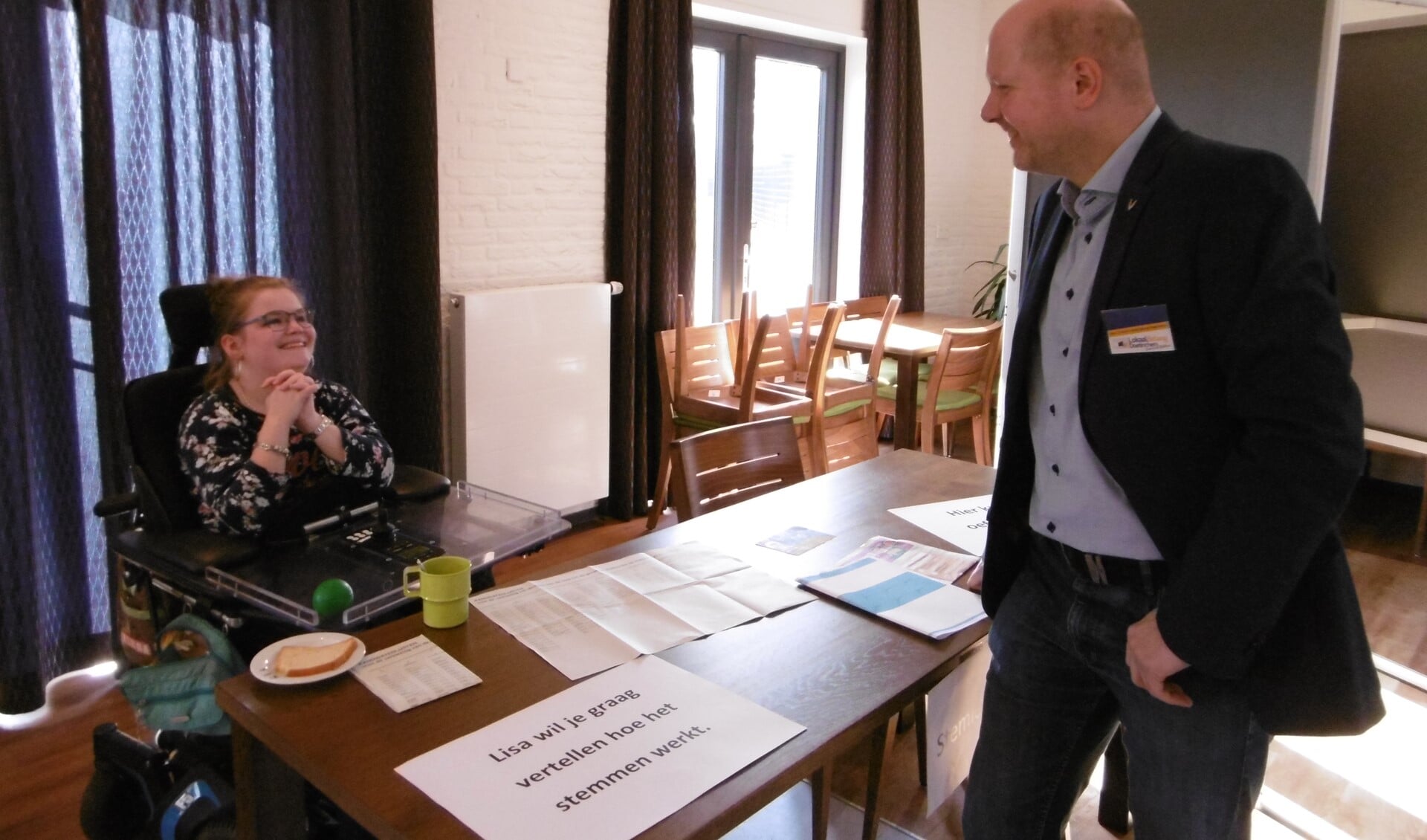 Lisa in gesprek met een lokale politicus. Foto: Maarten Buser