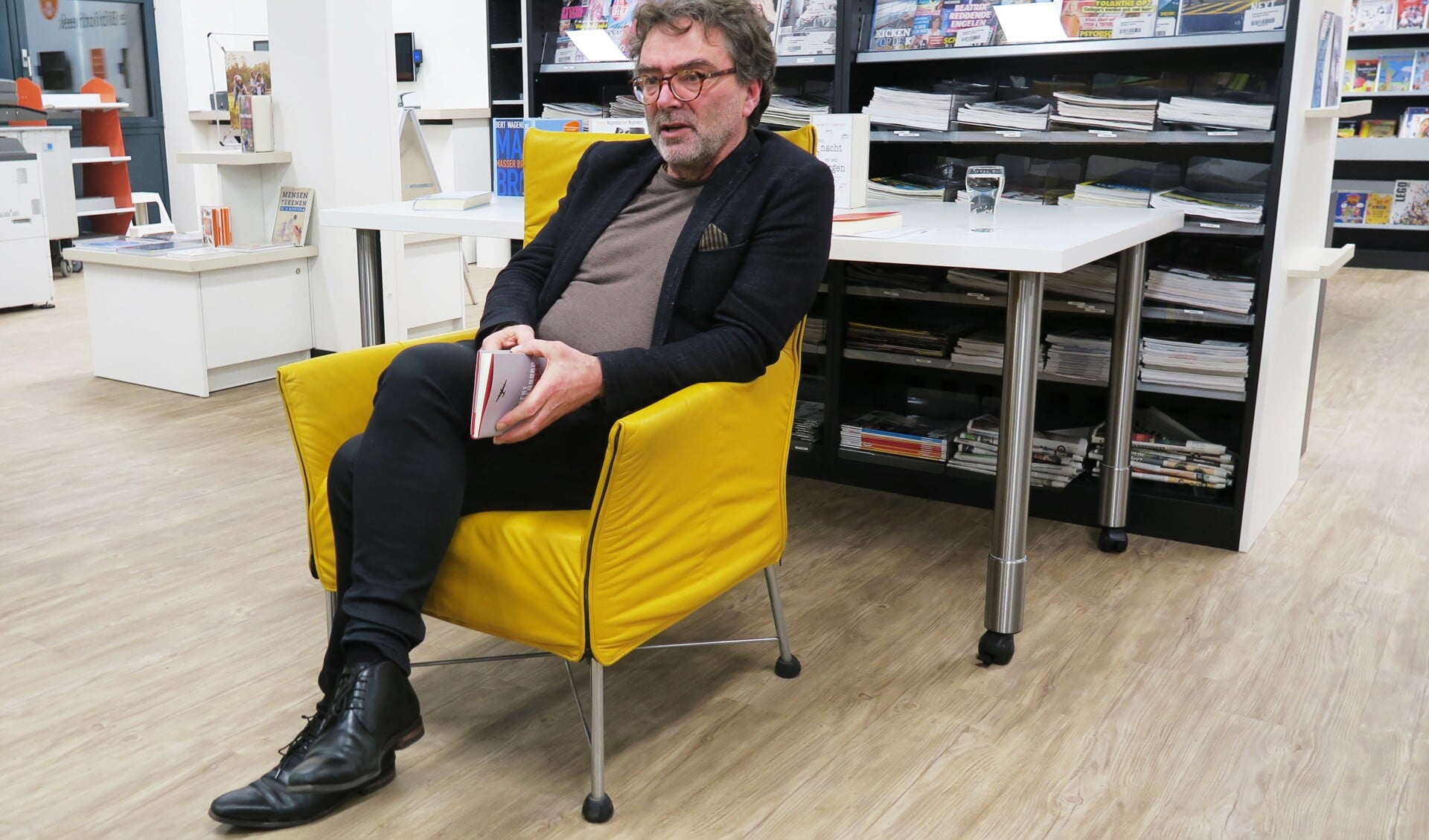 Bert Wagendorp tijdens zijn lezing in de Bibliotheek Oost-Achterhoek in Groenlo. Foto: Theo Huijskes