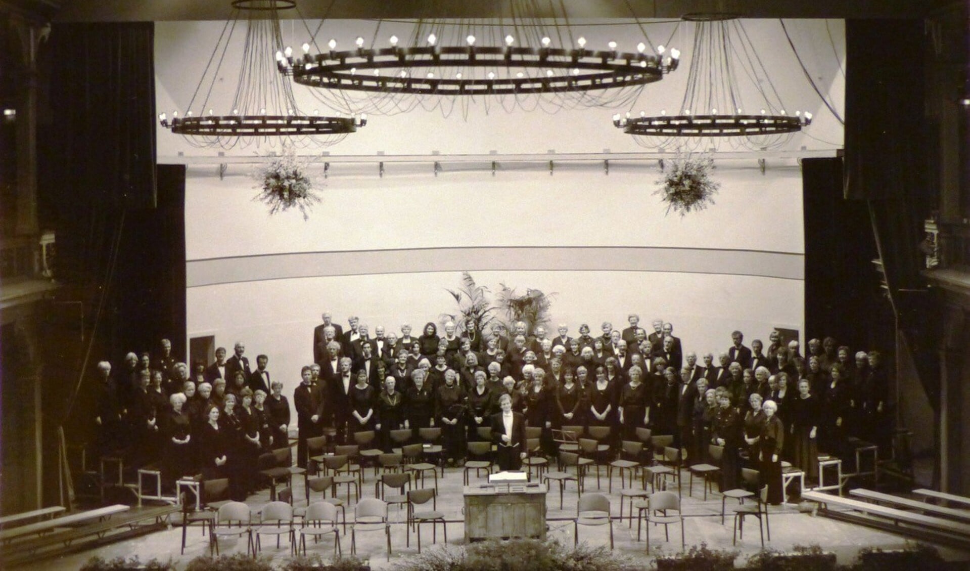 1994: Het koor staat paraat met dirigent Willem van Pelt vlak voor de uitvoering van de Matthäus Passion. (fotograaf onbekend)